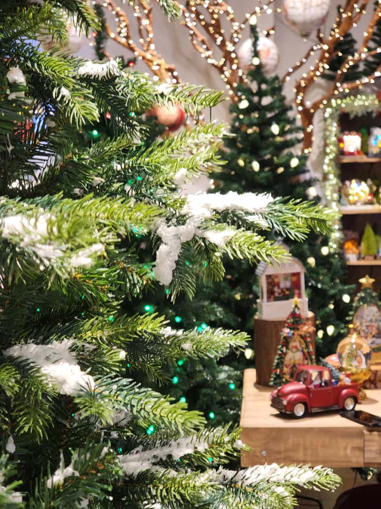 ÁRVORE PINHEIRO NEVADO SUPER REALISTA NASHVILLE 2614 GALHOS 2,25CM