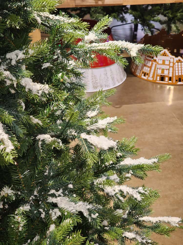 ÁRVORE PINHEIRO NEVADO SUPER REALISTA NASHVILLE 2614 GALHOS 2,25CM